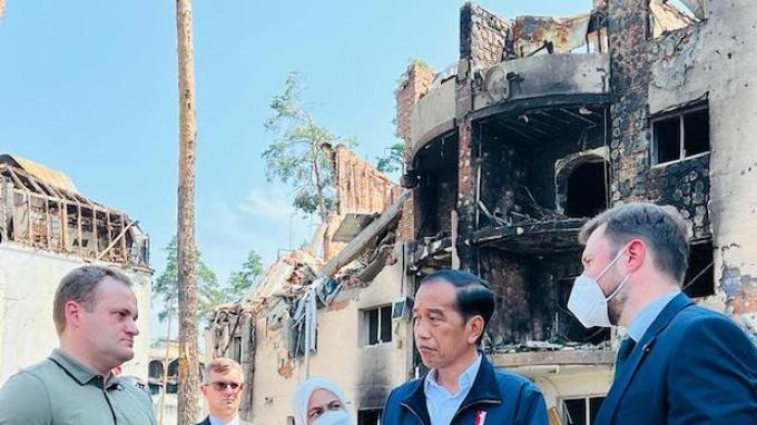 Saat Jokowi Berada di Reruntuhan Bangunan Hancur Akibat Perang di Ukraina