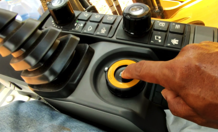 Excavator Caterpillar dengan Fitur Anti-Lag Hidrolik